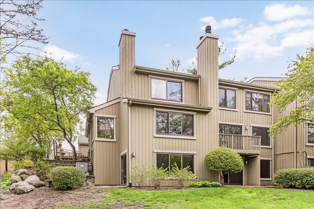789 Oak Hill Road, Lake Barrington, IL 60010