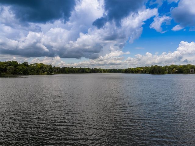 789 Oak Hill Road, Lake Barrington, IL 60010