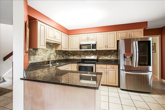 789 Oak Hill Road, Lake Barrington, IL 60010