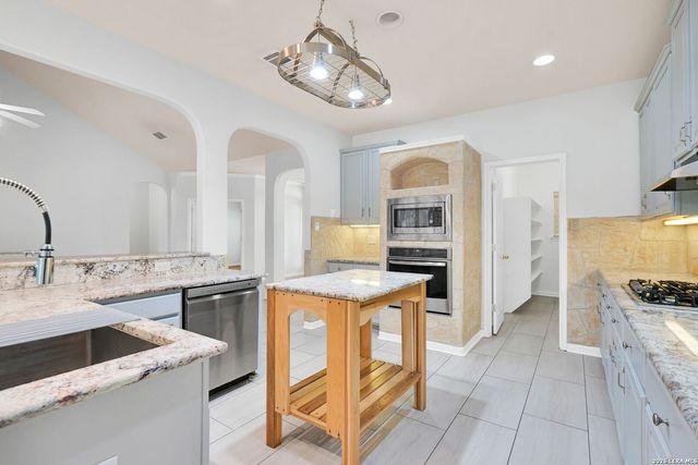 9631 Maytum Cir, Helotes, TX 78023