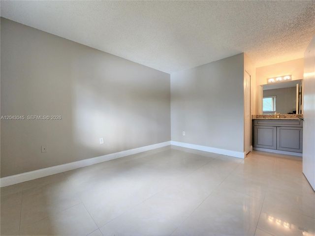 251 Palm Cir W 204, Pembroke Pines, FL 33025
