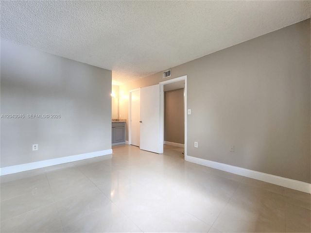 251 Palm Cir W 204, Pembroke Pines, FL 33025