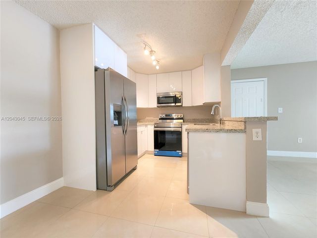 251 Palm Cir W 204, Pembroke Pines, FL 33025