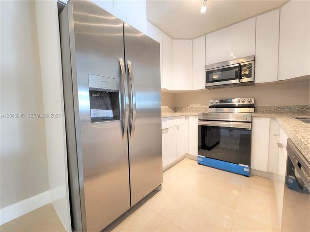 251 Palm Cir W 204, Pembroke Pines, FL 33025
