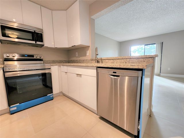 251 Palm Cir W 204, Pembroke Pines, FL 33025