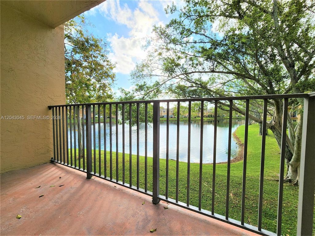 251 Palm Cir W 204, Pembroke Pines, FL 33025