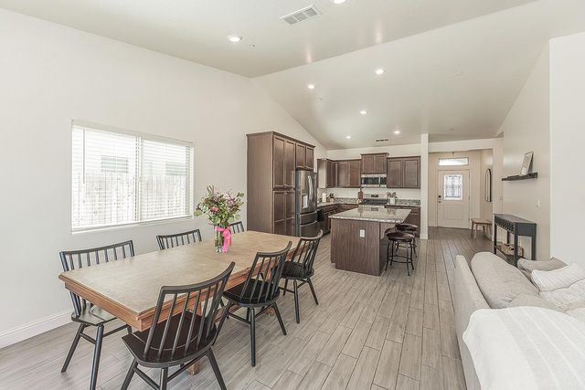 6068 E Laurel Avenue, Fresno, CA 93727