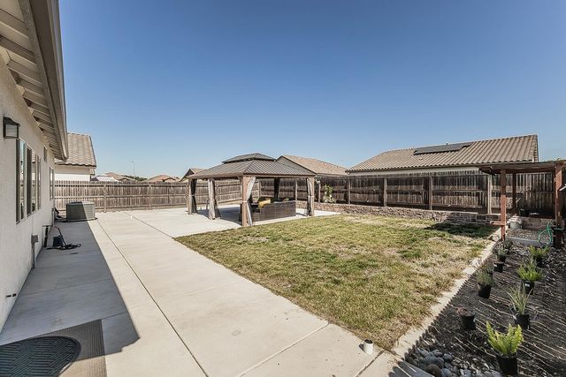 6068 E Laurel Avenue, Fresno, CA 93727