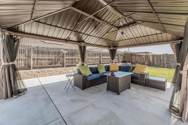 6068 E Laurel Avenue, Fresno, CA 93727