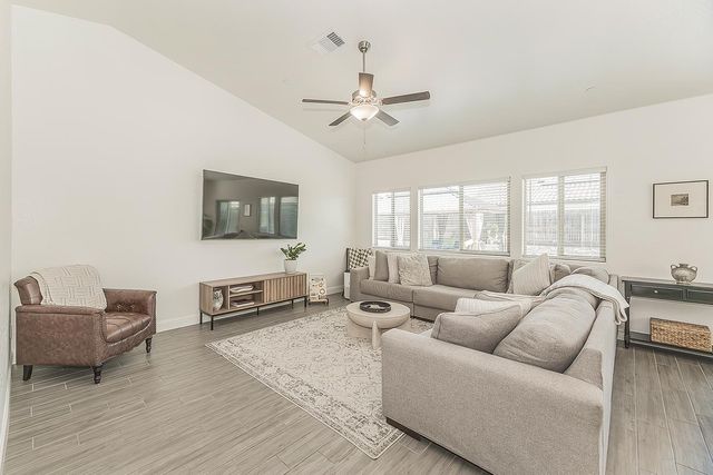 6068 E Laurel Avenue, Fresno, CA 93727