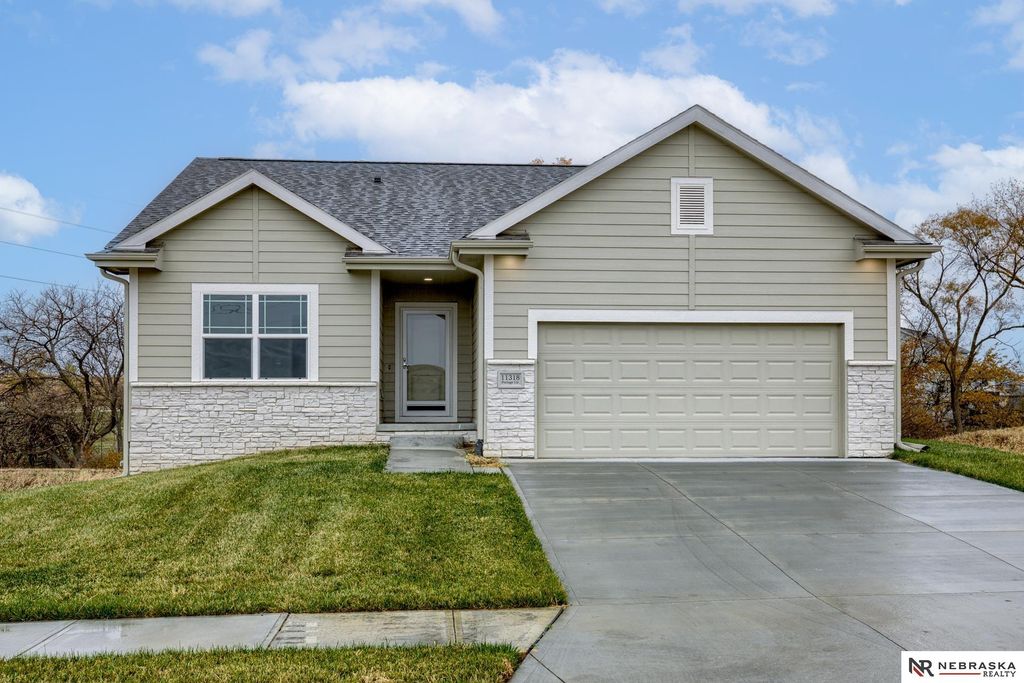 11306 Portage Circle, Papillion, NE 68046