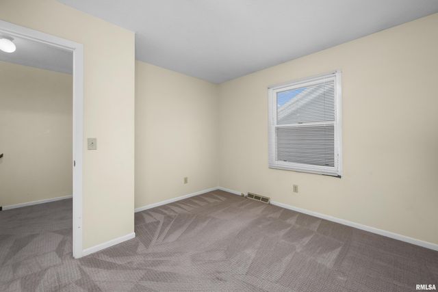 2130 E 38TH Street, Davenport, IA 52807