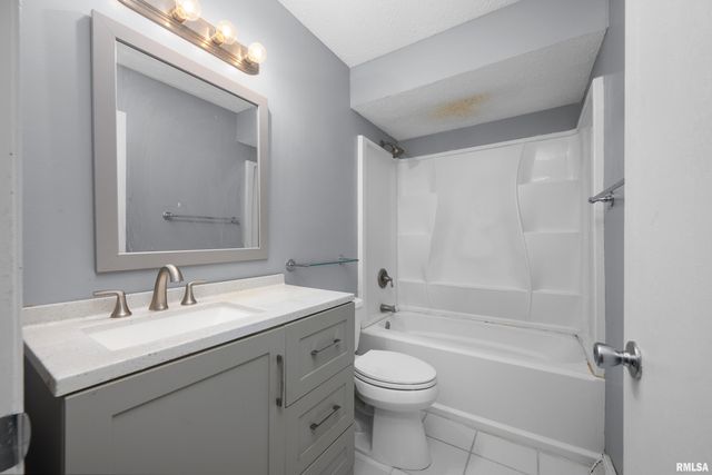 2130 E 38TH Street, Davenport, IA 52807