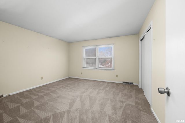 2130 E 38TH Street, Davenport, IA 52807