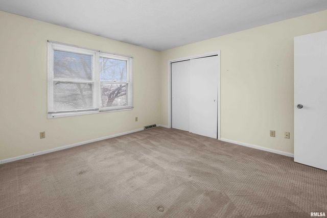 2130 E 38TH Street, Davenport, IA 52807