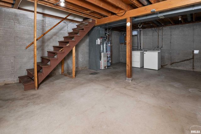 2130 E 38TH Street, Davenport, IA 52807