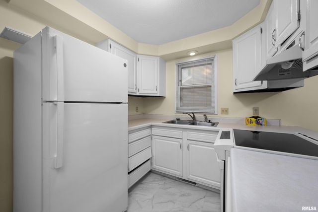 2130 E 38TH Street, Davenport, IA 52807