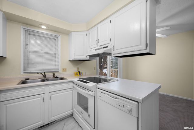 2130 E 38TH Street, Davenport, IA 52807