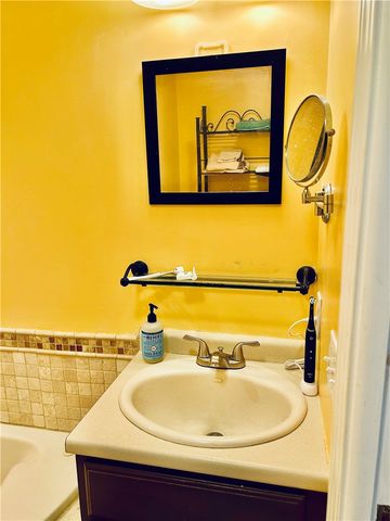 11 College Hill Road 5B, Warwick, RI 02886