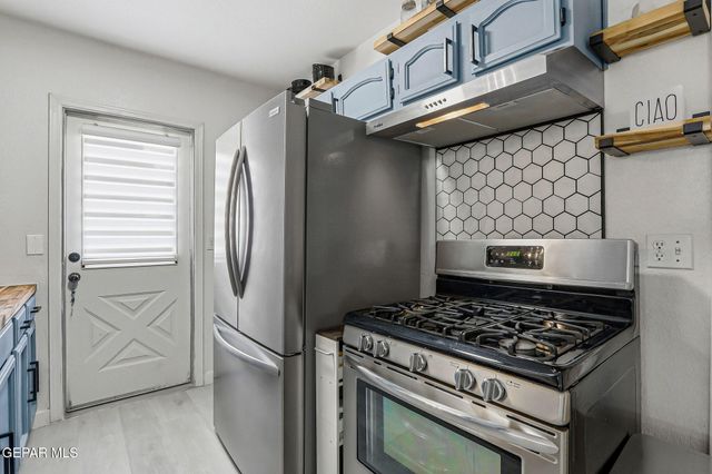 2802 CASTLE HILL Circle, El Paso, TX 79936