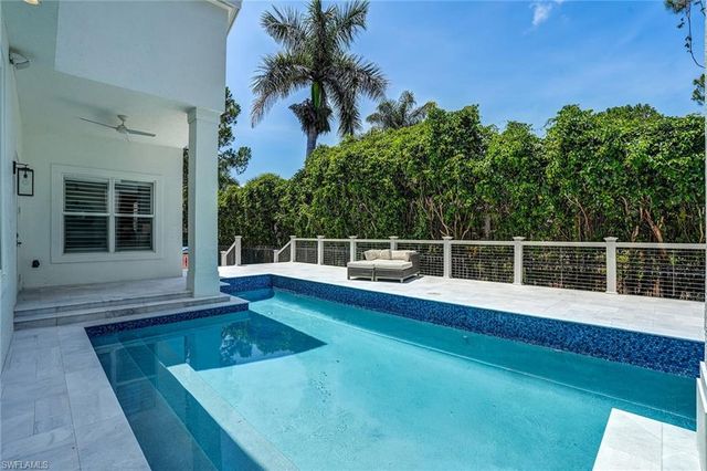 7562 Cordoba CIR, Naples, FL 34109