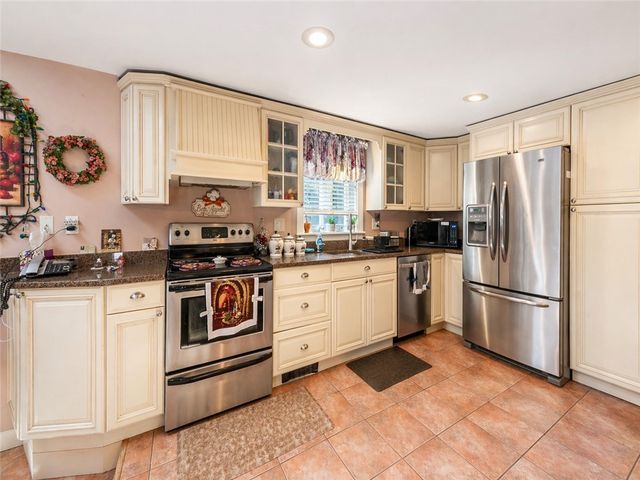 111 Wannamoisett Road, East Providence, RI 02914