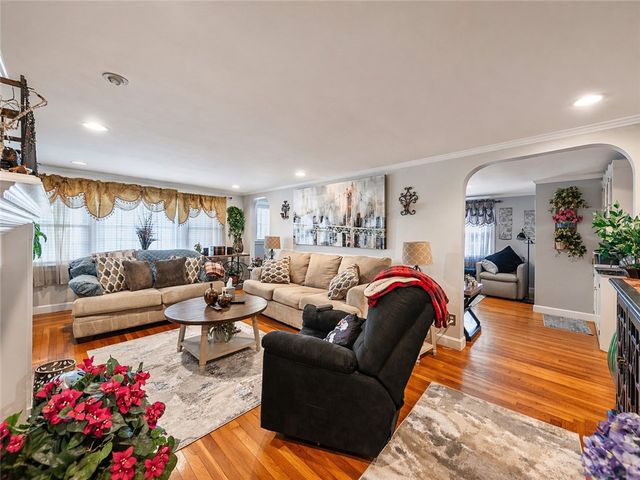 111 Wannamoisett Road, East Providence, RI 02914