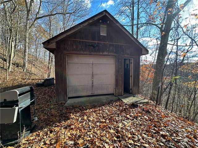 360 Lakewood Gardens Rd, Hickory Twp, PA 16105