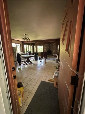 360 Lakewood Gardens Rd, Hickory Twp, PA 16105