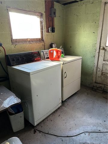 360 Lakewood Gardens Rd, Hickory Twp, PA 16105