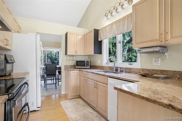 21700 River Ridge Trail Unit 177, Farmington Hills, MI 48335