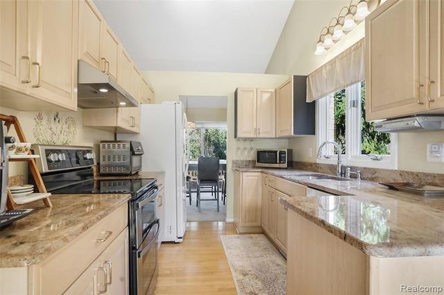 21700 River Ridge Trail Unit 177, Farmington Hills, MI 48335