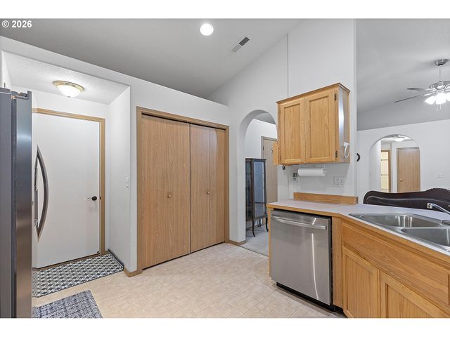 709 TOLIVER Dr, Molalla, OR 97038