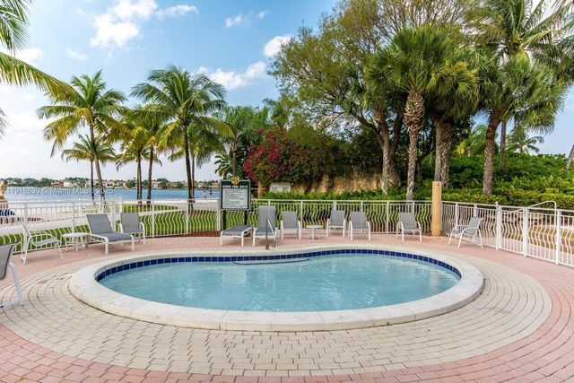 10794 NW 70th St, Doral, FL 33178