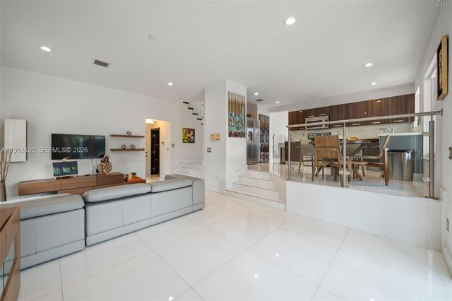 10794 NW 70th St, Doral, FL 33178