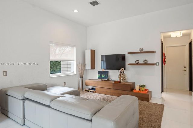 10794 NW 70th St, Doral, FL 33178