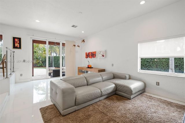 10794 NW 70th St, Doral, FL 33178