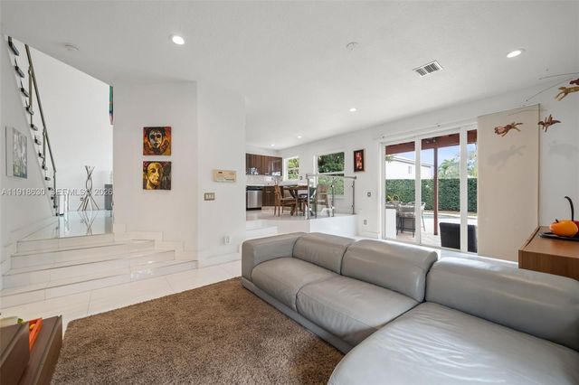 10794 NW 70th St, Doral, FL 33178