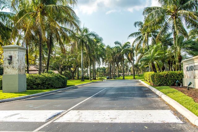 10794 NW 70th St, Doral, FL 33178