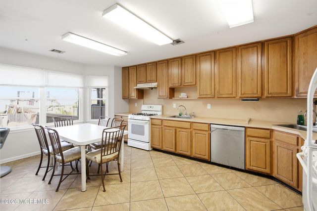 21 Kingsfield Drive, Lakewood, NJ 08701