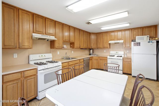 21 Kingsfield Drive, Lakewood, NJ 08701