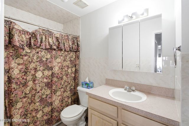 21 Kingsfield Drive, Lakewood, NJ 08701