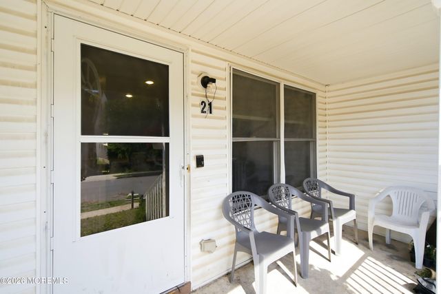 21 Kingsfield Drive, Lakewood, NJ 08701