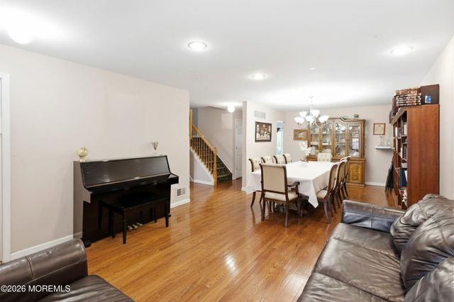 21 Kingsfield Drive, Lakewood, NJ 08701