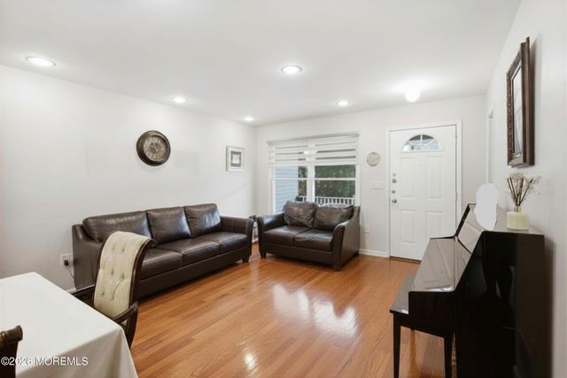 21 Kingsfield Drive, Lakewood, NJ 08701