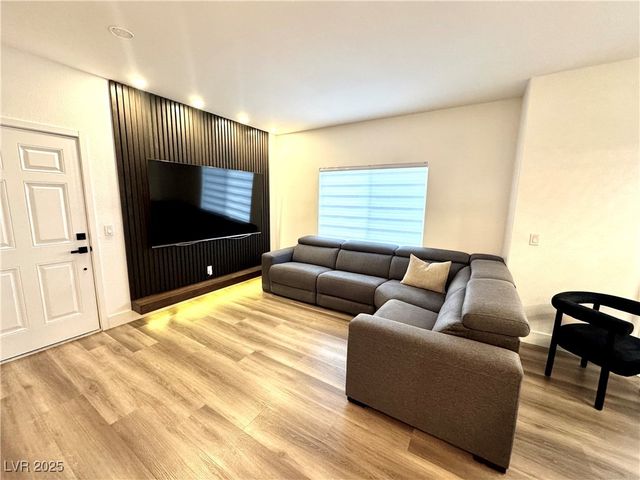 9470 Peace Way 223, Las Vegas, NV 89147