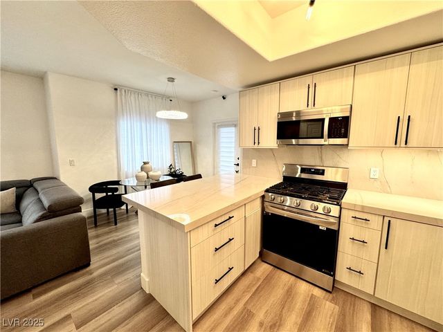 9470 Peace Way 223, Las Vegas, NV 89147