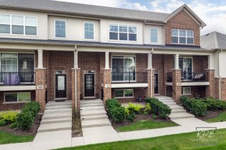 36 Woodmoor Court, Lombard, IL 60148