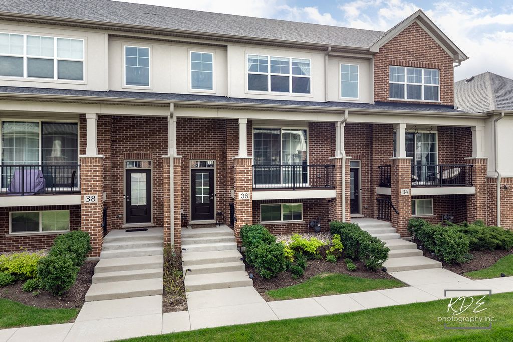 36 Woodmoor Court, Lombard, IL 60148