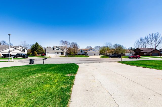 2715 33rd Street S, Fargo, ND 58103
